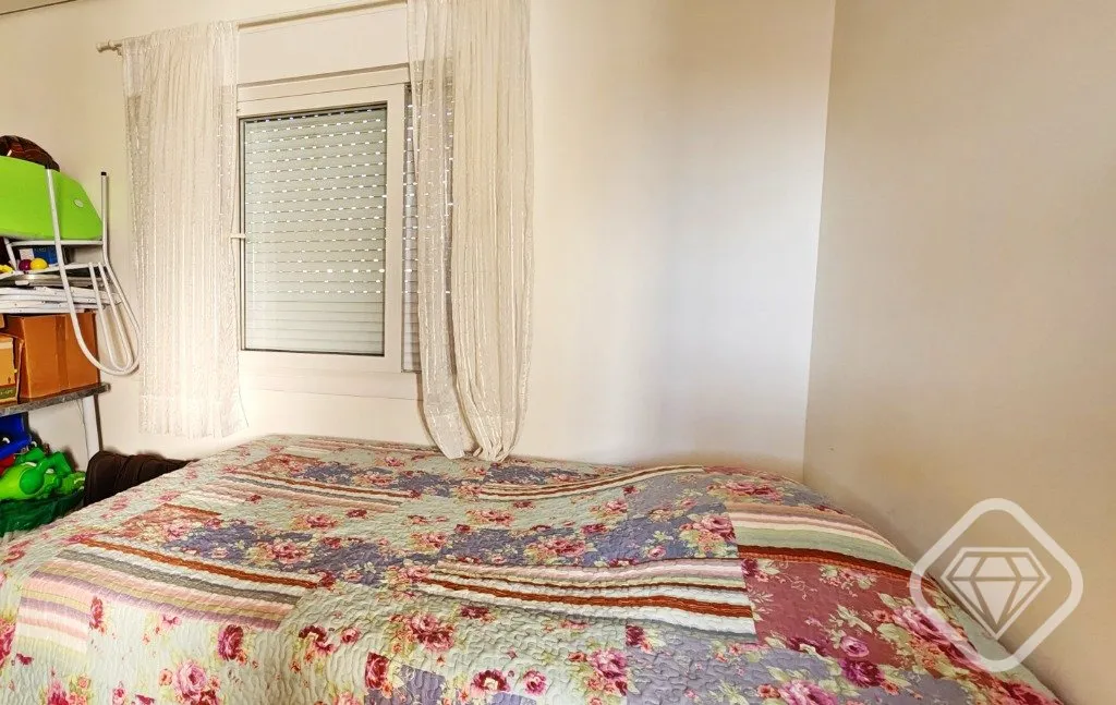 Imagem Casa semimobiliada em frente a uma linda praça no bairro Hípica, com ambientes amplos, excelente d...