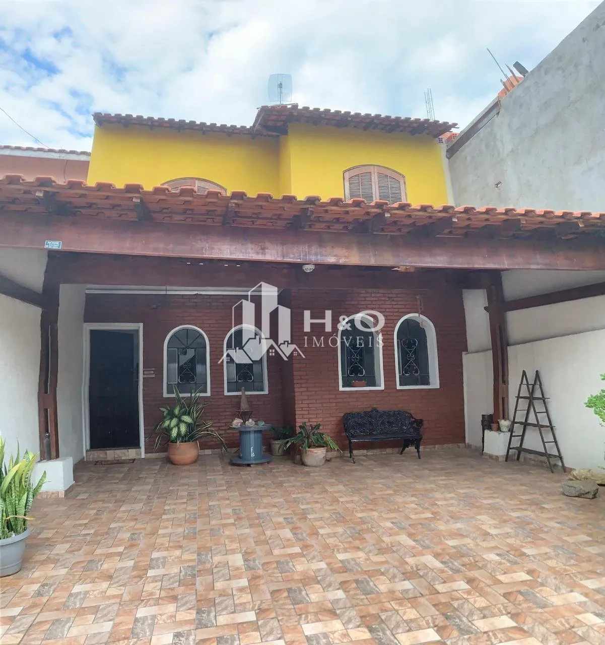 Imagem Sobrado à venda no bairro Jacuí com 100m², 3 dormitórios, quintal e 4 vagas de garagem