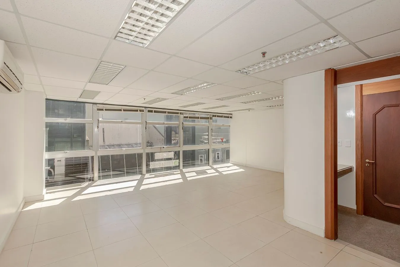 Imagem Conjunto Comercial, meio andar inteiro com várias salas e salão!