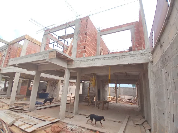 Imagem Excelente Casa Duplex em construção composta por 3 quartos sendo 1 suíte com closet, sala de estar e jantar, cozinha área gourmet com piscina