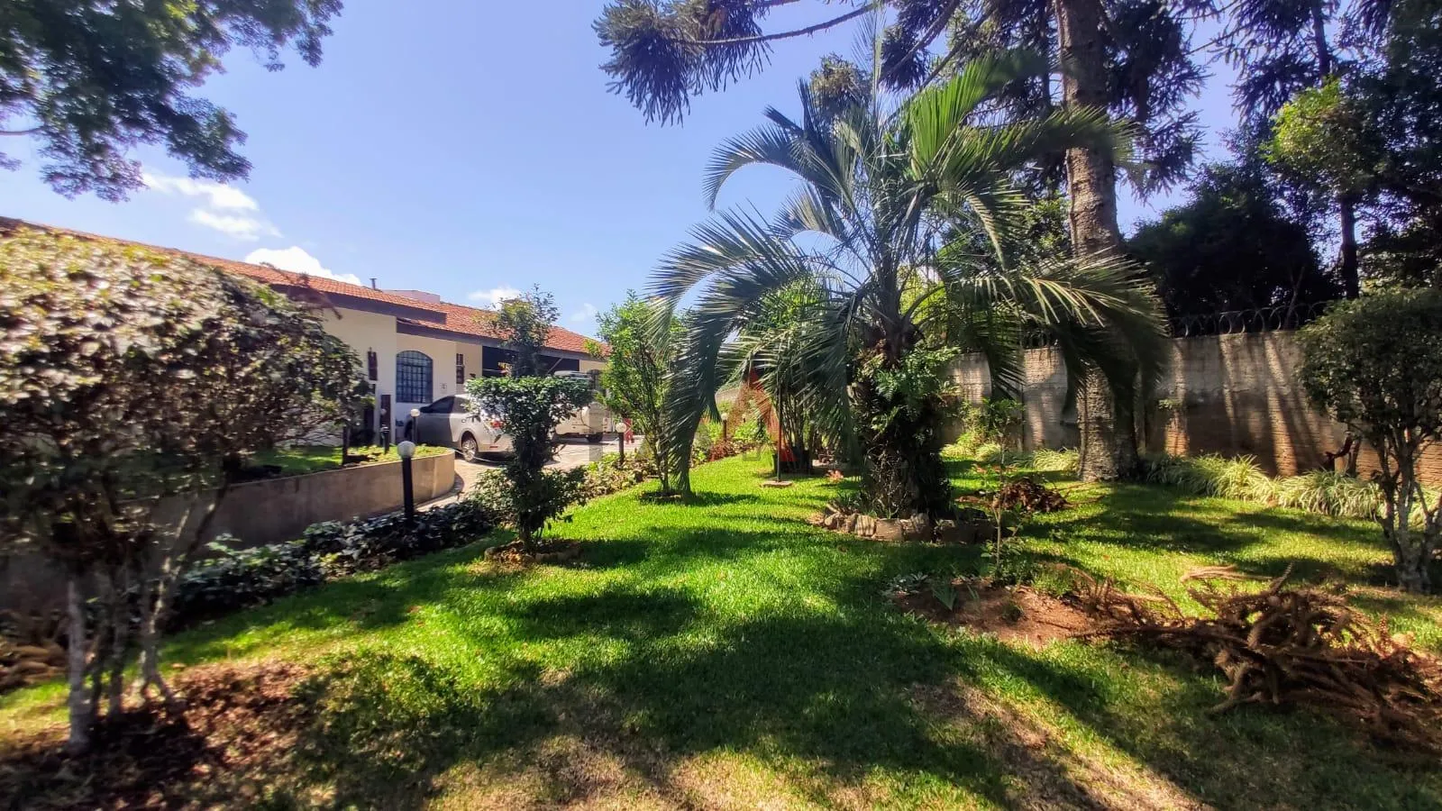 Imagem Casa à venda com ótimo terreno de 2.500m próximo ao Parque Trianon