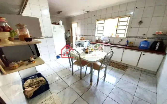 Imagem Excelente casa à venda no Jardim Elite oferece um estilo de vida charmoso e prático"