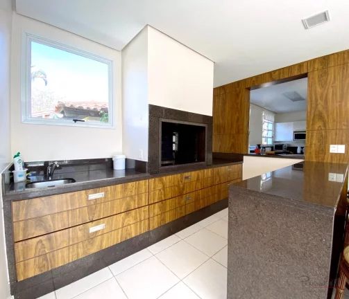 Imagem Belíssima casa com 4 Suites, 6 vagas cobertas  em Jurere Internacional a poucos passos da Praia. T...