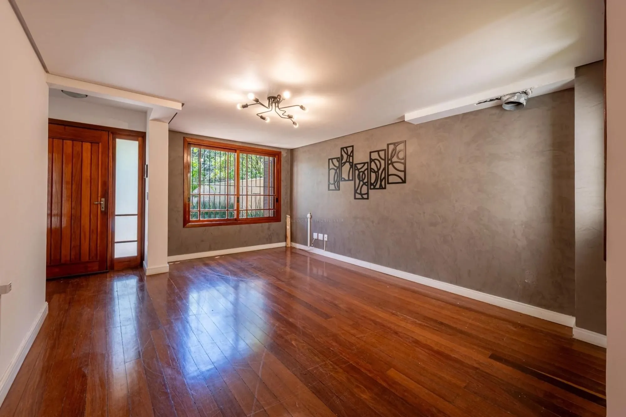 Imagem Casa em condomínio com 3 dormitórios, suíte e 2 vagas.