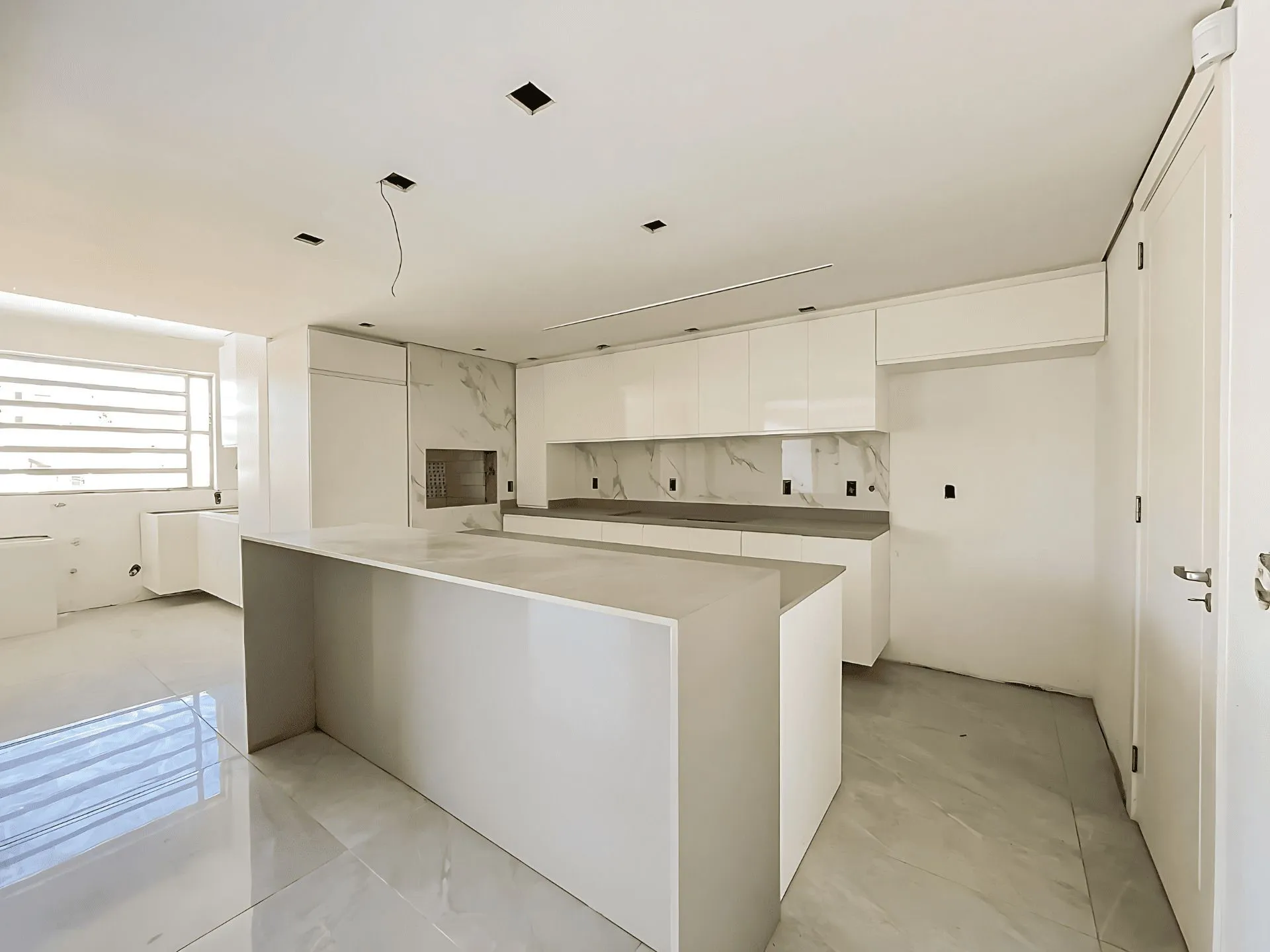 Imagem Casa Reformada com Piscina, 370m², 2 Suítes com Closet no Três Figueiras - POA