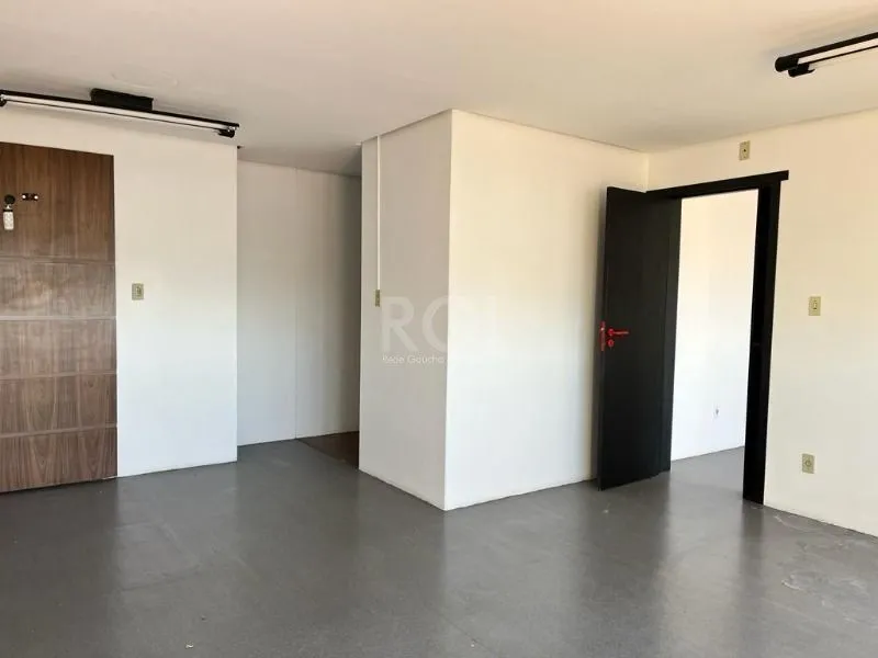 Imagem MÁFFER IMÓVEIS ALUGA - SALA COMERCIAL com 98 m² de área privativa, localizada em uma das avenidas mais estratégicas do bairro Floresta, com fácil acesso às principais vias, BRs e ao Aeroporto Salgado Filho.