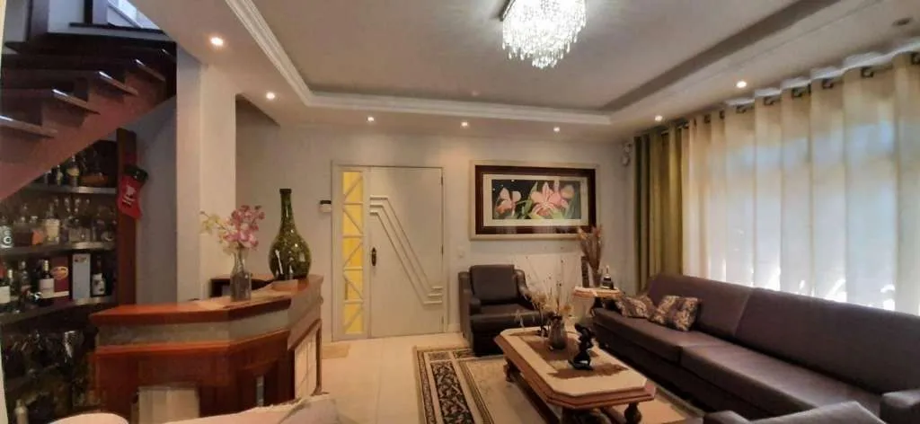 Imagem VENDE - AMPLA CASA RESIDENCIAL COM PISCINA E 5 VAGAS