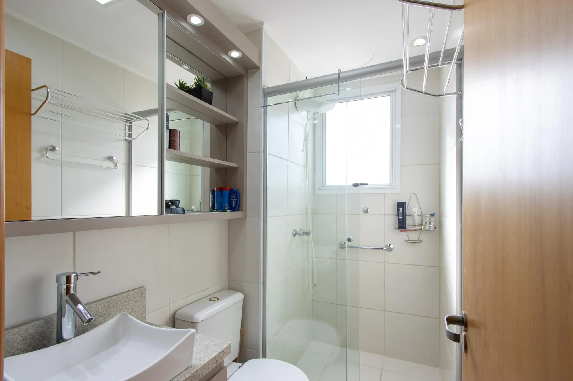 Imagem Apartamento de 2 dormitórios, na zona sul de Porto Alegre, semi-mobiliado, churrasqueira e box escriturado.