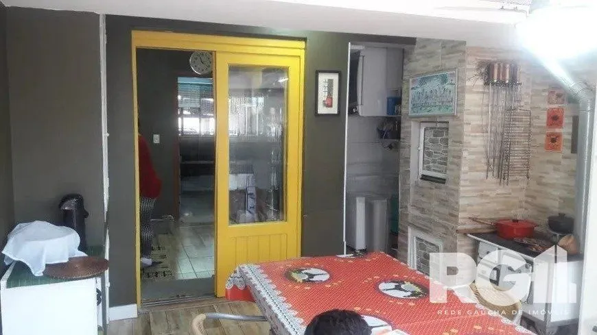 Imagem Casa residencial com 3 dormitórios 90m² privativos, e 2 vagas à venda no bairro Parque Santa Fé em Porto Alegre