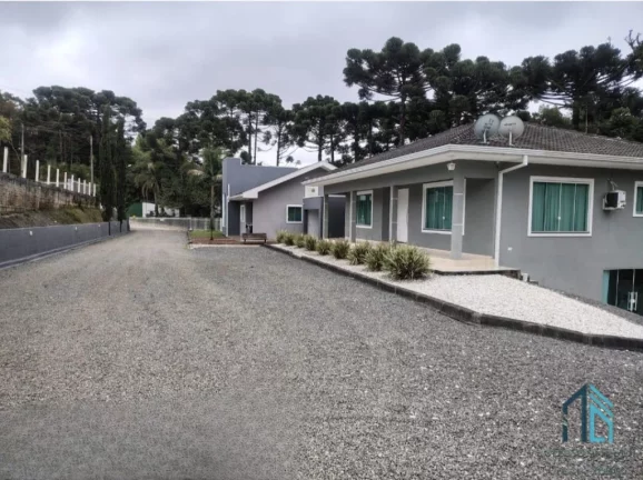 Chácara LINDA com 3.700m², Semi mobiliada, 03 quartos, churrasqueira, em Colombo - PR