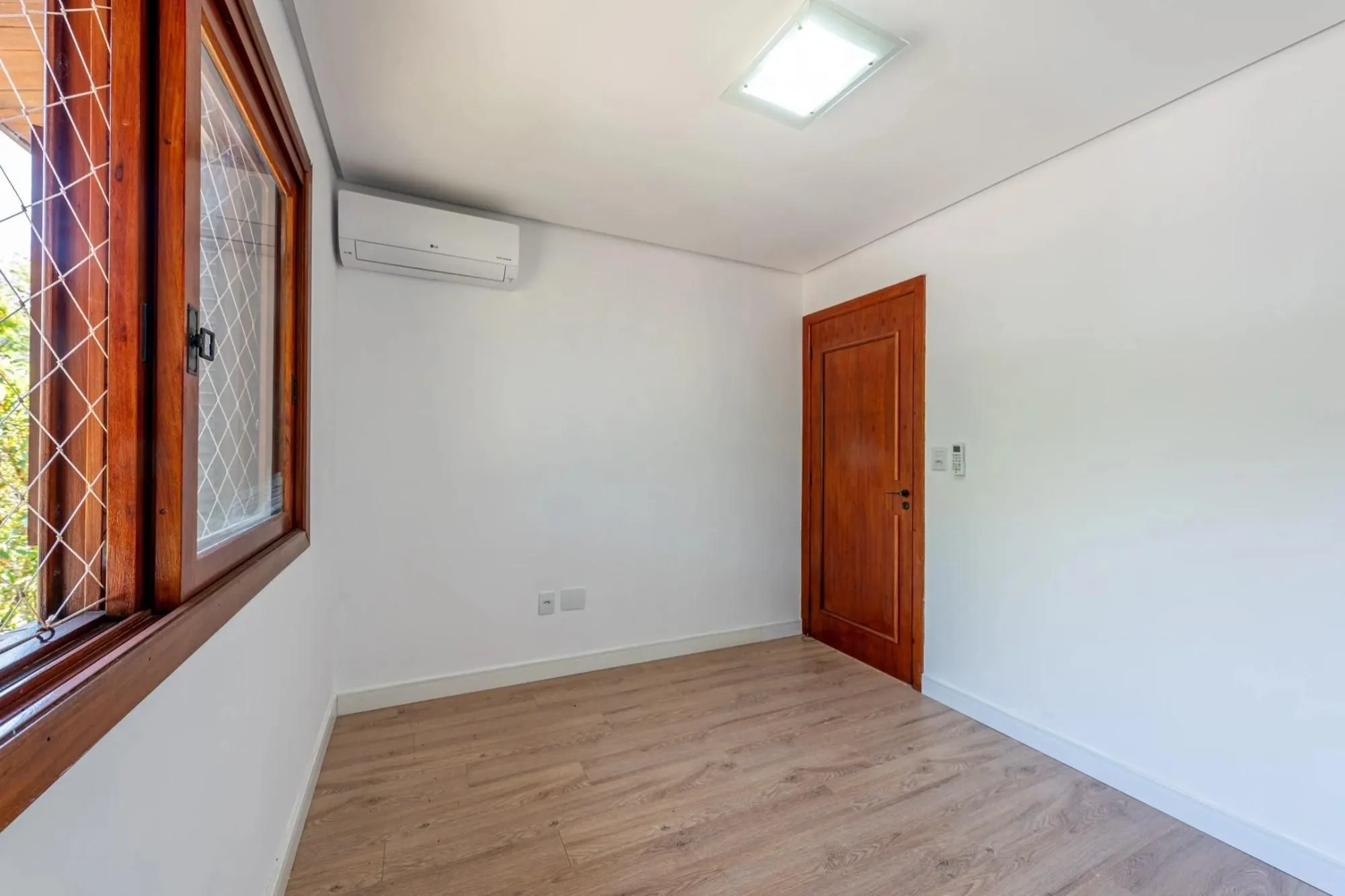 Imagem Casa em condomínio com 3 dormitórios, suíte e 2 vagas.