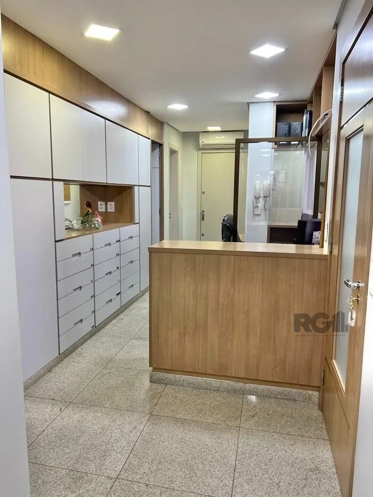Imagem Conjunto comercial para comprar totalmente mobiliado e desocupado, localizado na prestigiada Rua Felipe Camarão, em frente à Redenção.