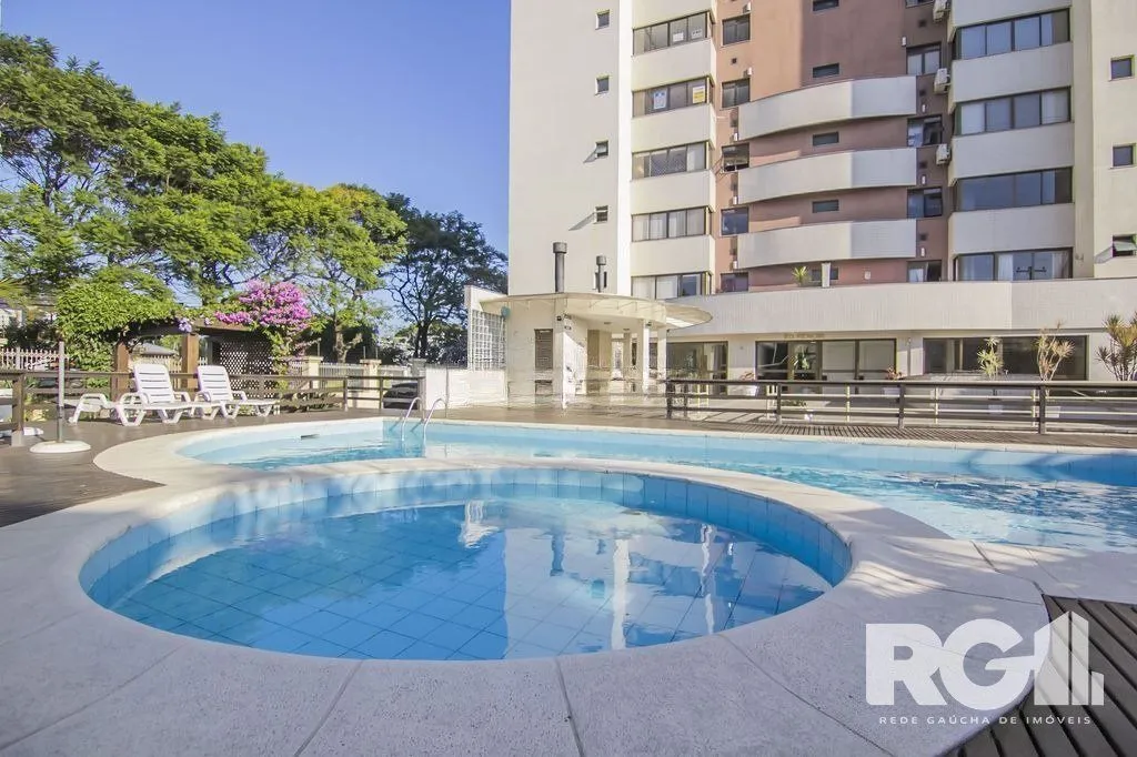 Imagem Apartamento com Suíte, Lareira e 2 Vagas na Zona Norte