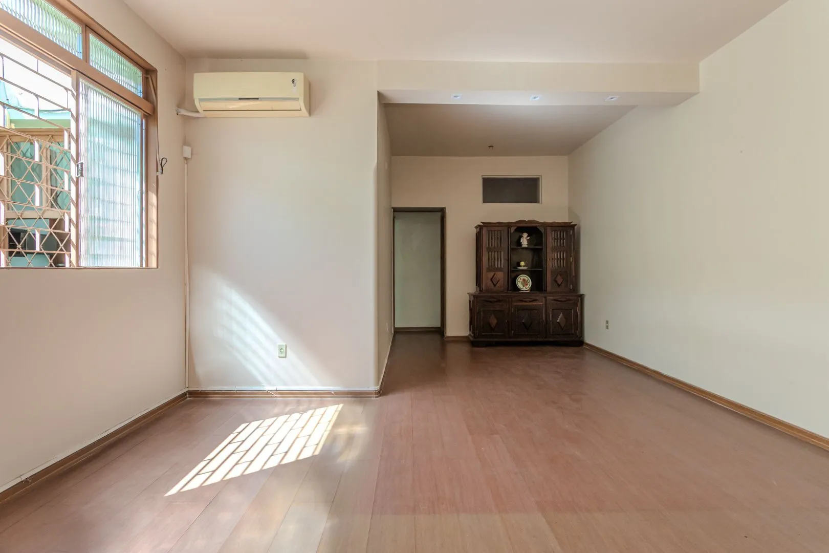 Imagem Casa sobrado no Partenon com 5 dormitórios e 4 vagas
