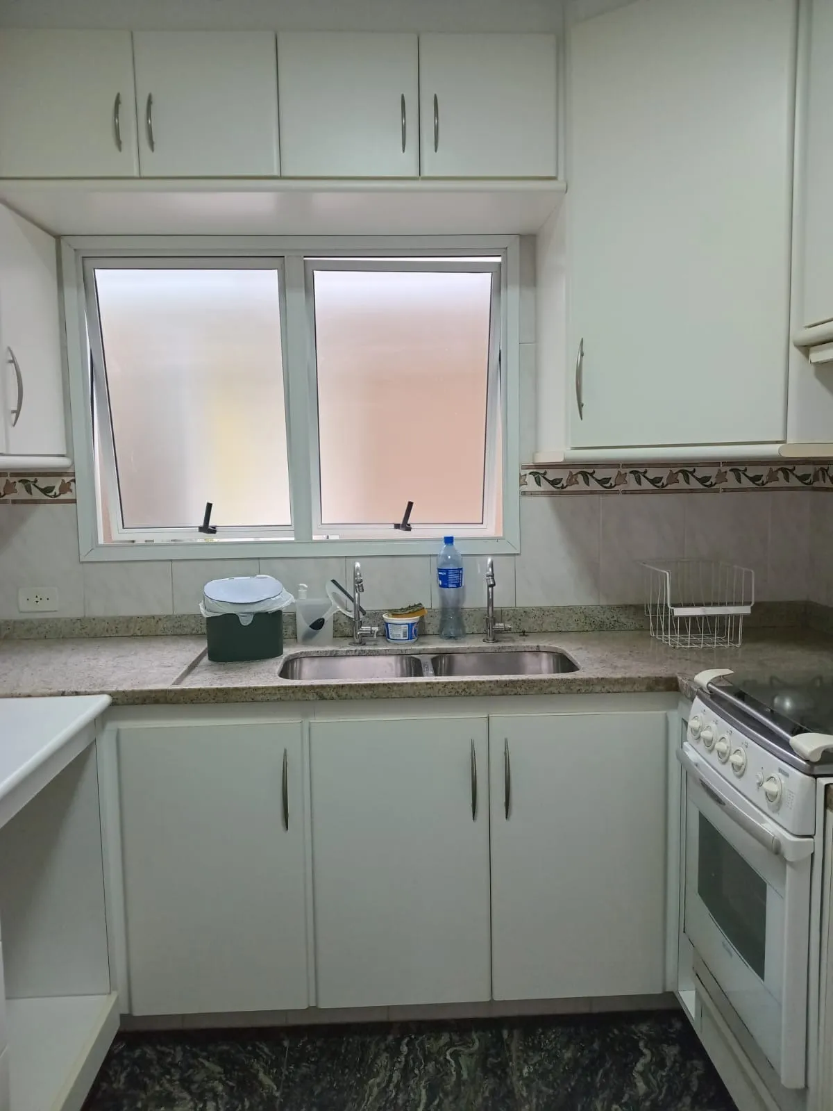 Imagem Casa de alto padrão em condomínio no Tamboré, Santana de Parnaíba-SP: 4 quartos, 4 suítes, 2 salas, 4 banheiros, 4 vagas.