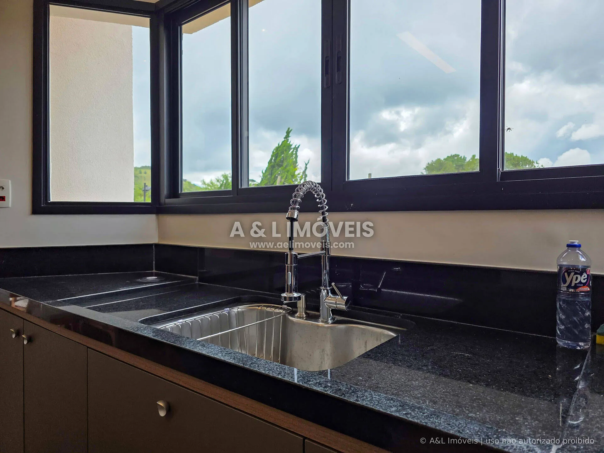 Imagem Casa em Campos do Jordão | 4 Suítes, Porteira Fechada e Vista para o Vale
