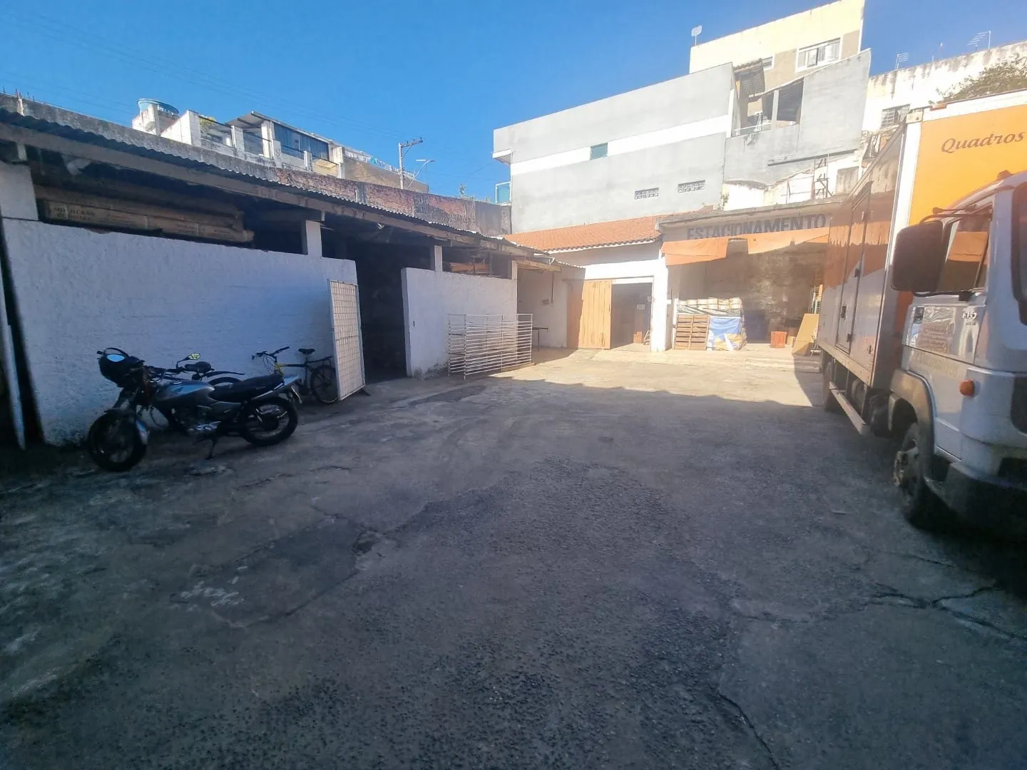 Imagem Galpão Comercial de Esquina em Localização Estratégica