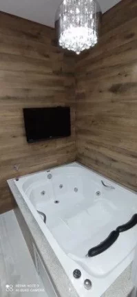 Imagem CASA SOBREPOSTA TÉRREA NA PONTA DA PRAIA COM PORTEIRA FECHADA