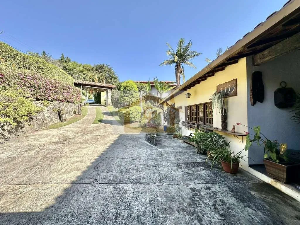 Imagem Rústica, TÉRREA em 4 lotes (1.880m²), 5 dormitórios / 3 suítes, piscina!