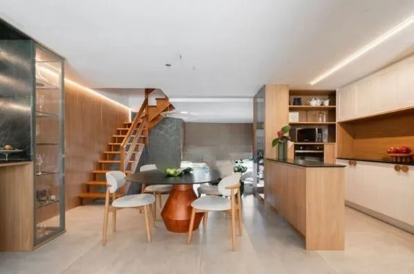 Imagem Casa com 3 suítes amplas, além de uma sala generoso com lareira e 2 vagas de garagem.