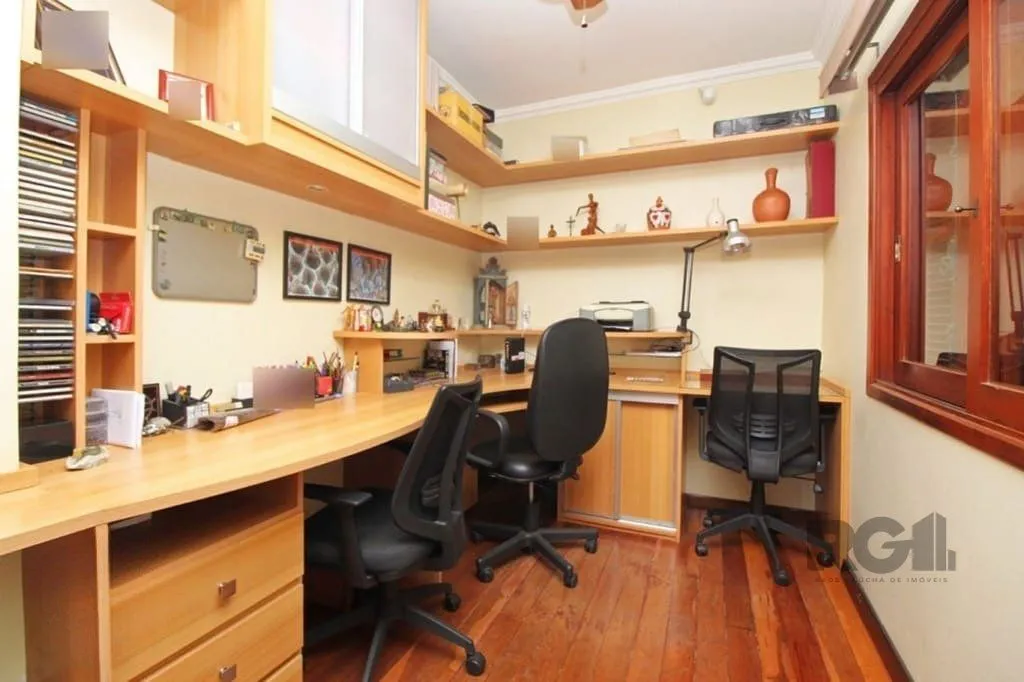 Imagem Casa de 275m² - 3 dormitórios e 3 vagas no bairro Coronel Aparício Borges
