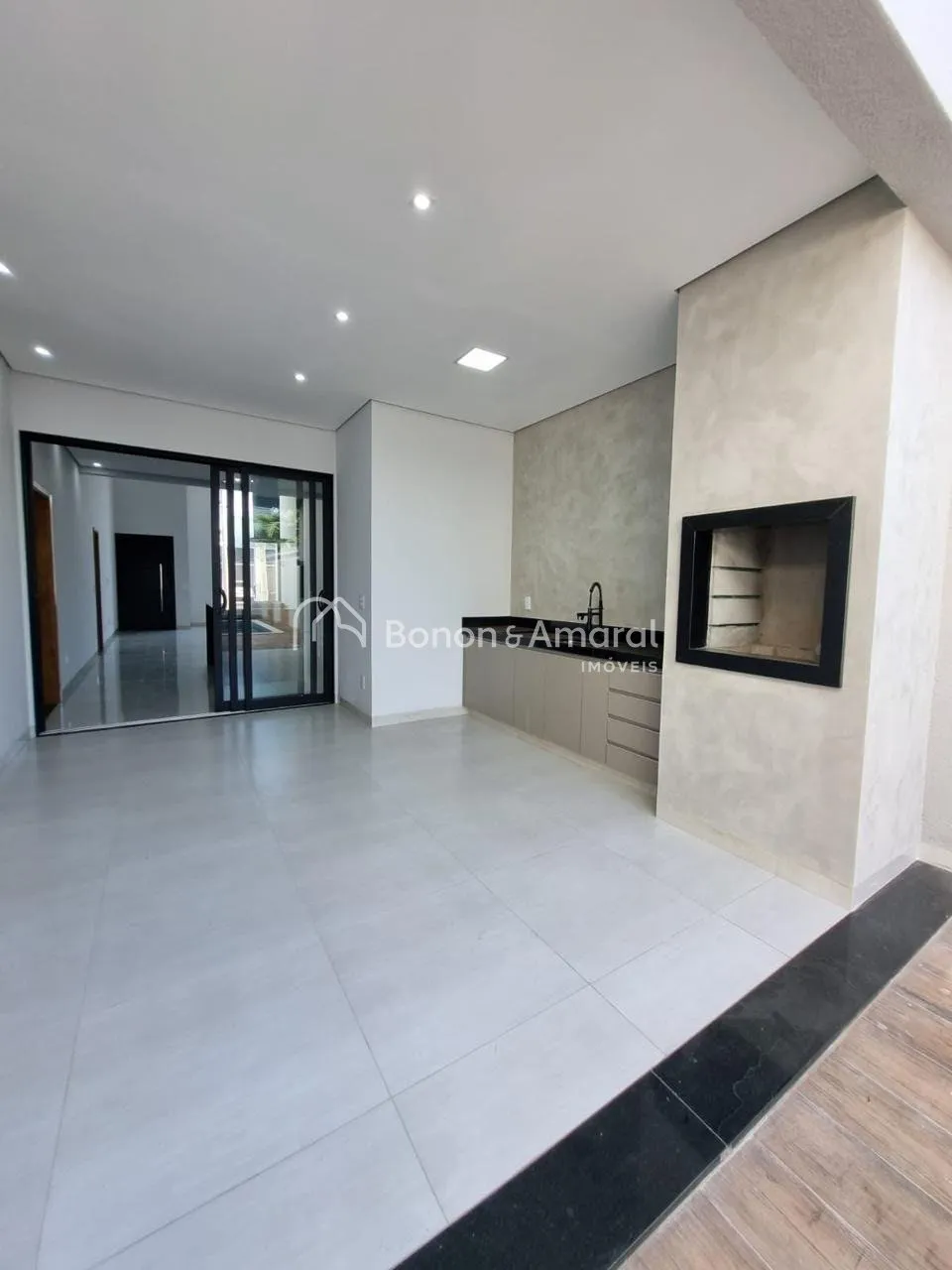 Imagem Casa à venda no condomínio Campos do Conde 2 em Paulínia, com 3 suítes e piscina.