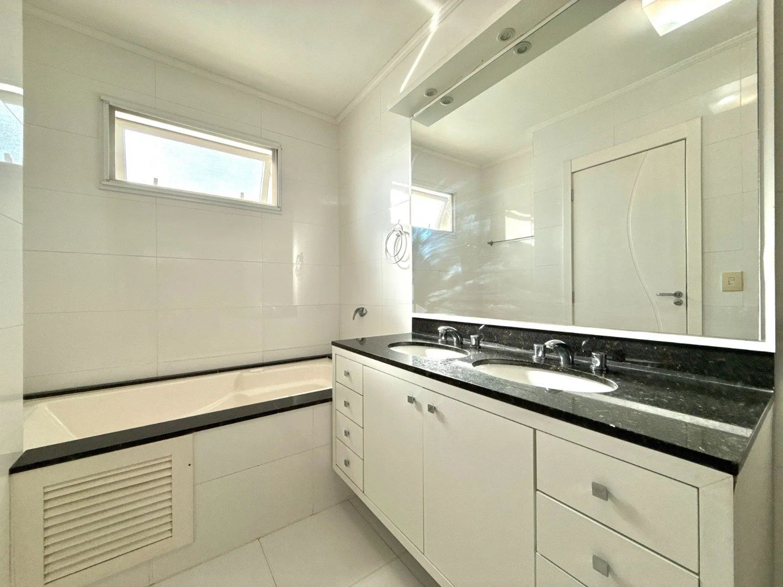 Imagem Casa com 3 Suítes e 3 Vagas no Bairro Vila Ipiranga