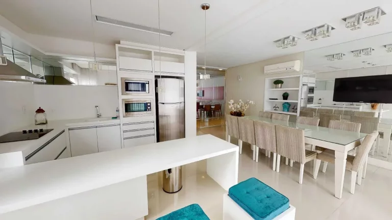 Imagem Apartamento com 3 suítes e 3 vagas de garagem no Centro de Balneário Camboriú
