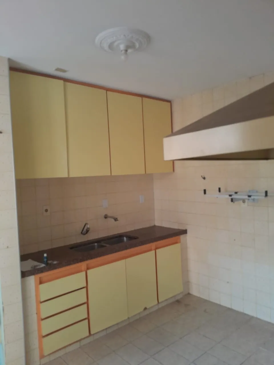 Imagem Casa comercial de luxo para locação na Vila Augusta, Sorocaba-SP: 6 quartos, 4 suítes, 2 salas, 5 banheiros, 2 vagas de garagem.