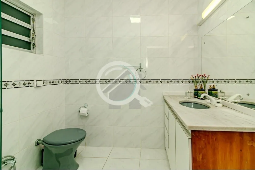Imagem Apartamento espaçoso com 3 dormitórios, um suíte com sacada, living com 2 ambientes, banheiro soc...