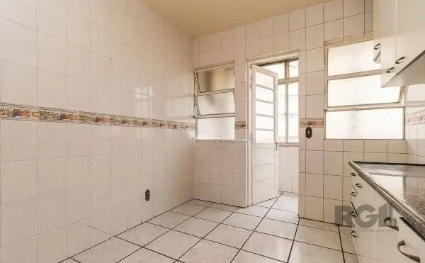 Imagem Apartamento no bairro Floresta de 2 dormitórios dependência e vaga DESOCUPADO