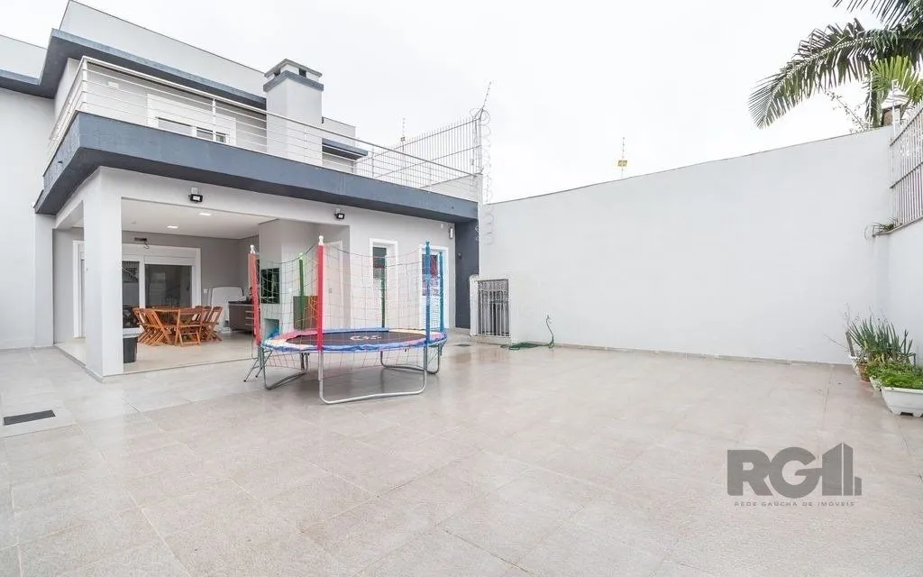 Imagem Excelente casa de 254m² com 4 dormitórios sendo 3 suítes.