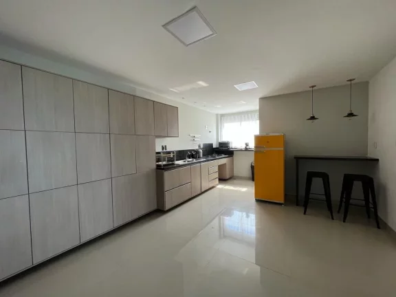 Imagem Apartamento 2 quartos sendo 01 suite 01 Sala dois Ambientes c/ Varanda frente Ampla cozinha com area de serviço , Elevador, Portaria 24hs, 01 vaga de