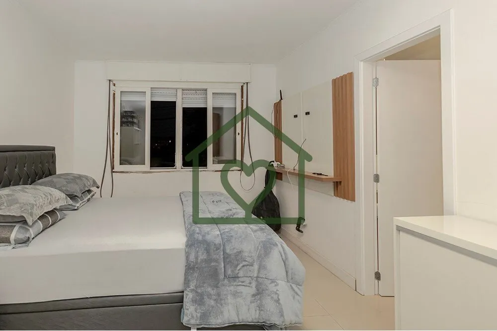 Imagem Descubra a oportunidade de residir em um magnífico apartamento reformado em Porto Alegre, situado n...