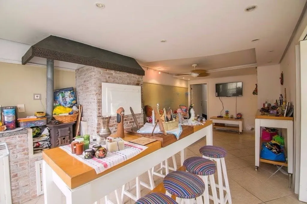 Imagem Casa de esquina com 6 dormitórios, 430m², piscina, 4 vagas