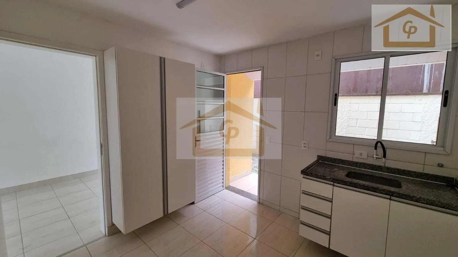 Imagem Casa com corredor lateral, 3 quartos sendo um suíte, 2 vagas