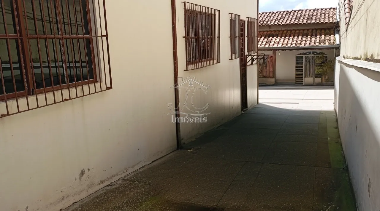Imagem Casa com 3 quartos com barracão comercial no piso inferior à venda em Valinhos.