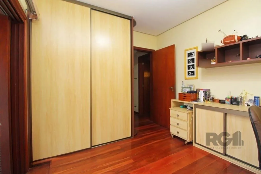 Imagem Casa de 275m² - 3 dormitórios e 3 vagas no bairro Coronel Aparício Borges