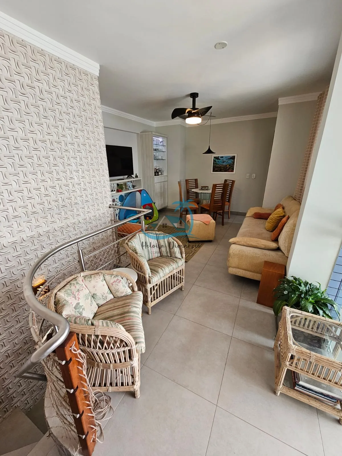 Imagem Belíssima cobertura duplex reformada, com 3 dormitórios, à venda a 350m da orla do Itaguá em Ubatuba.