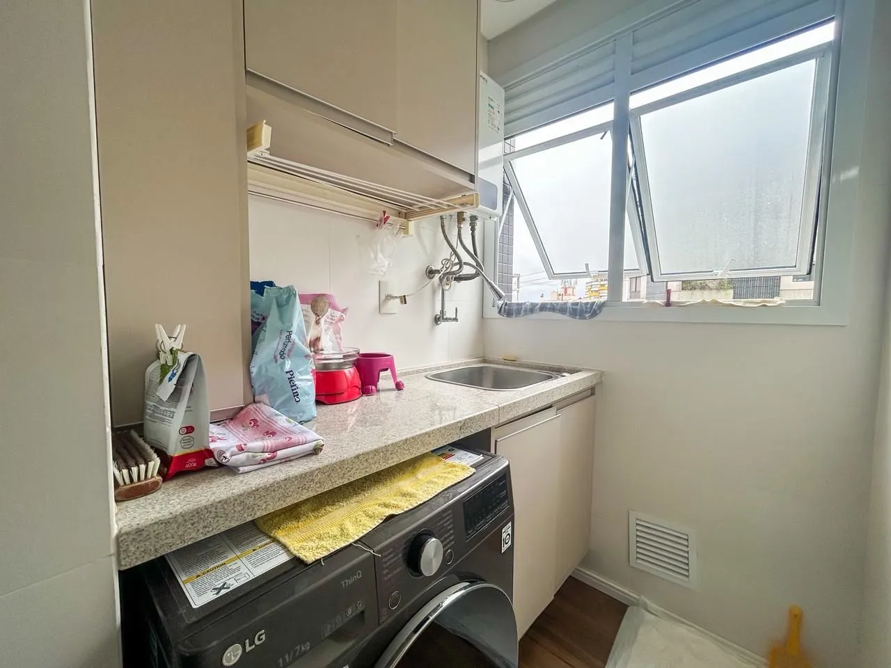 Imagem Impecável apartamento 03 dormitórios, 01 suíte - 87m² privativos, condomínio completa infra no Bairro Santa Tereza - Vaga dupla coberta.