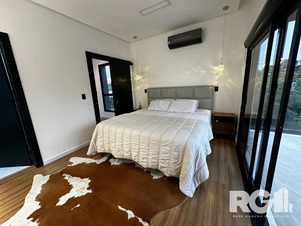 Imagem Casa de alto padrão a venda, totalmente mobiliada, com 2 dormitórios, 1 suite e 2 vagas no centro de Nova Santa Rita.