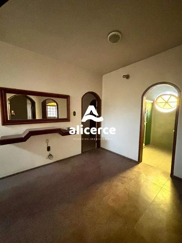 Imagem Casa com 4 Quartos e 3 banheiros à venda, 320m² no bairro Balneário em Florianópolis