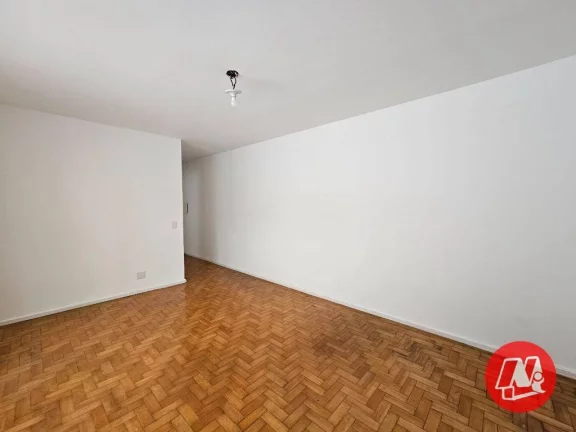 Imagem Apartamento 3 dormitórios (1 suíte). Dependência com wc auxiliar e sacada.