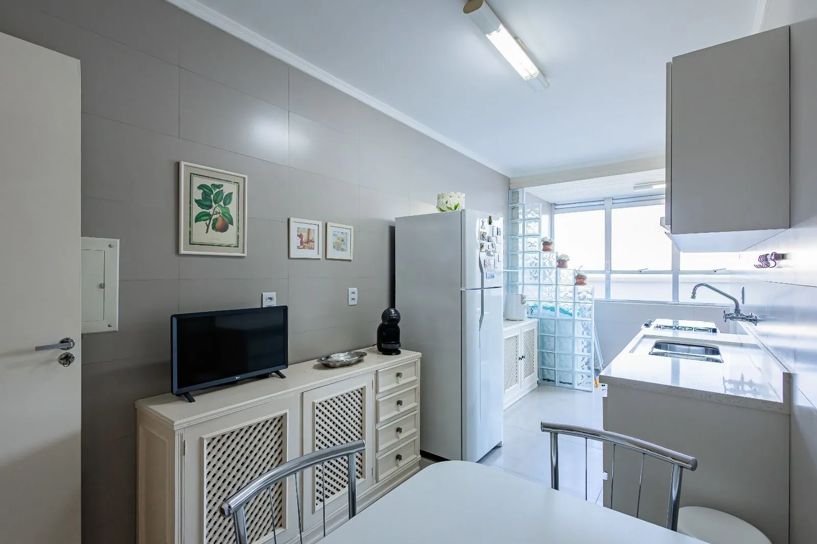 Imagem Apartamento a venda com dois dormitorios e vaga coberta no bairro Menino Deus.