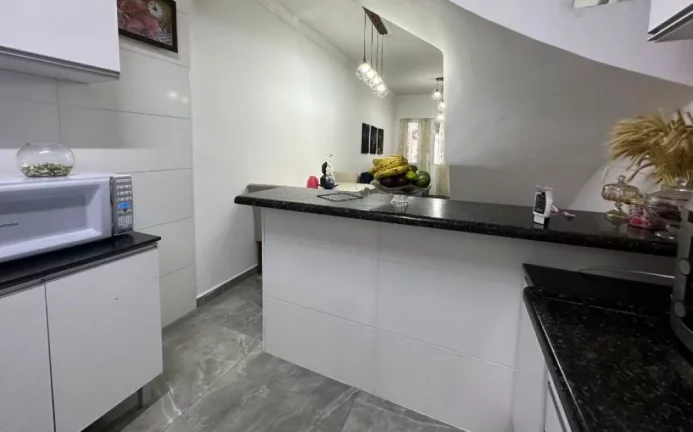 Imagem SOBRADO COM VISTA PARA O MAR à venda no Caiçara em Praia Grande-SP, com 2 dormitórios, sala, cozinha americana, banheiro social, lavabo, 2 vagas de garagem, moveis planejados, churrasqueira, 70 metros da praia. Estuda parcelamento direto.
