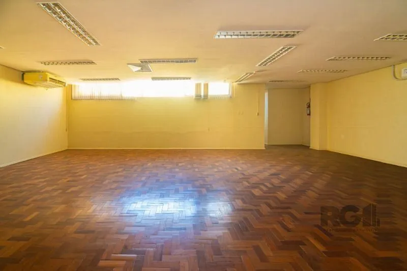 Imagem MÁFFER IMÓVEIS ALUGA - AMPLA SALA COMERCIAL | 958 m² PRIVATIVOS | BAIRRO FLORESTA MÁFFER IMÓVEIS apresenta excelente conjunto comercial com 958 m² de área privativa, ideal para empresas que buscam espaço amplo, funcional e em localização estratégica.