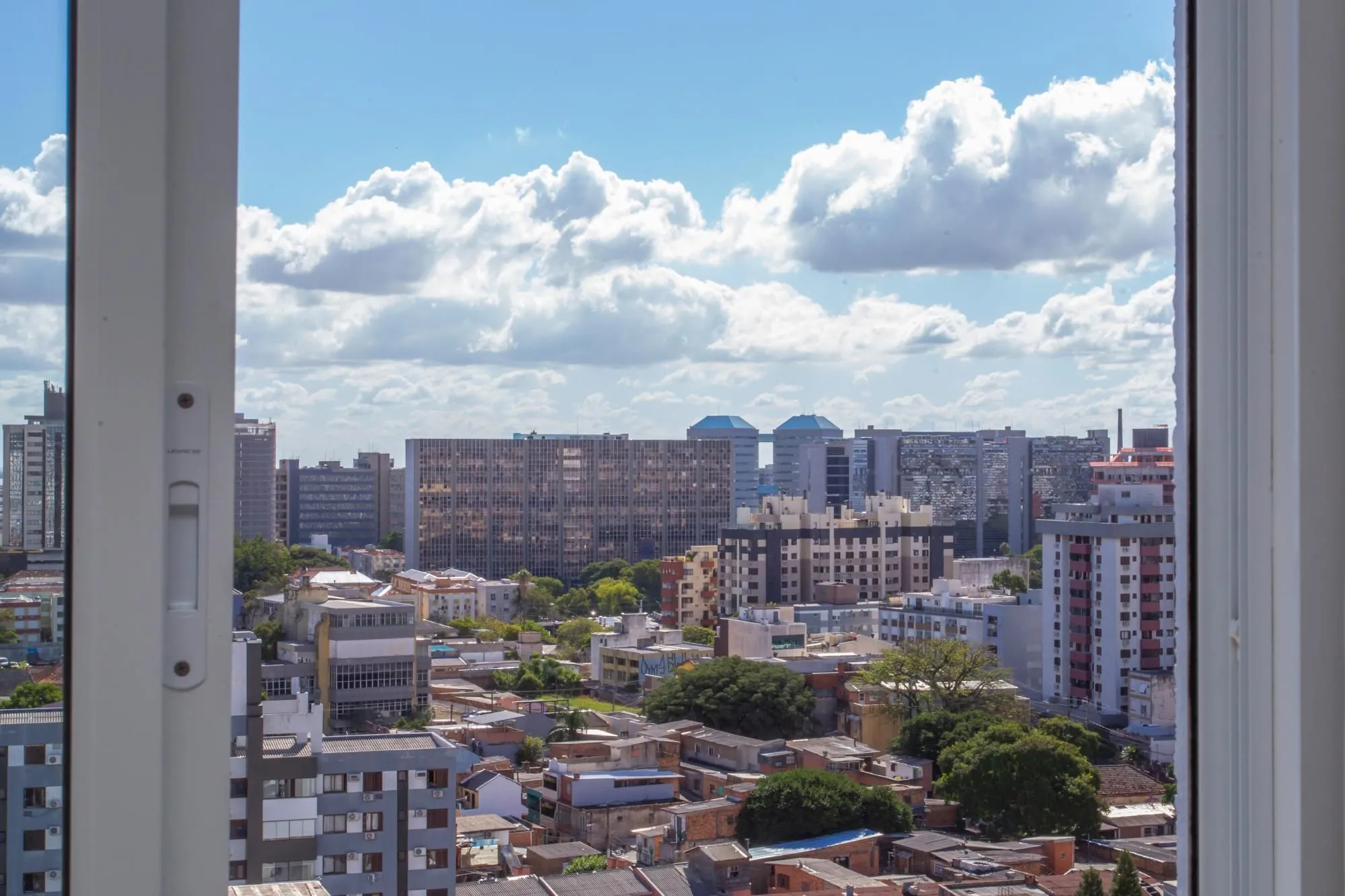 Imagem Apartamento de 02 dormitorios, suite, vaga garagem com vista livre no bairro Menino Deus-Porto Alegre.