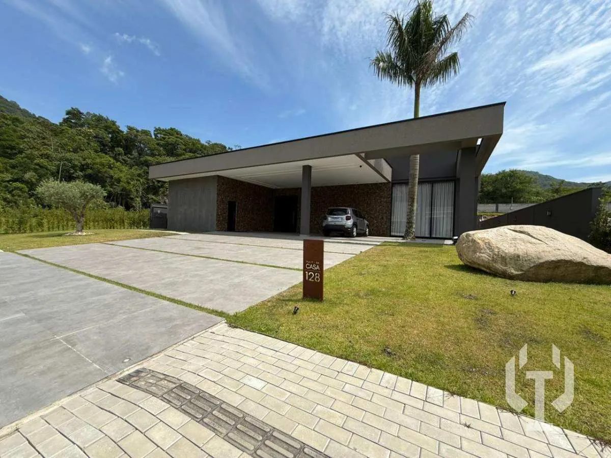 Casa de condomínio à venda, no Chácara Flora em Itapema, Casa branca, com 5 quartos, 563m2