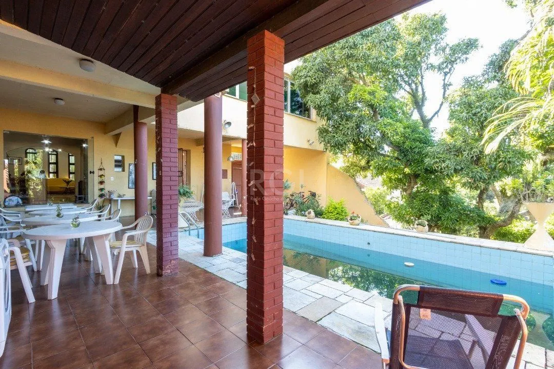 Imagem Sobrado com 345m² privativos, 3 suites, 2 vagas, churrasqueira. pátio com piscina - Bairro Cristal