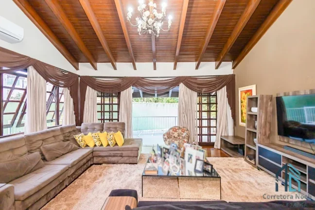 Imagem Casa Alto Padrão, amplo terreno, 03 quartos c/suíte, piscina, 8 vagas, em Santa Felicidade Curitiba PR